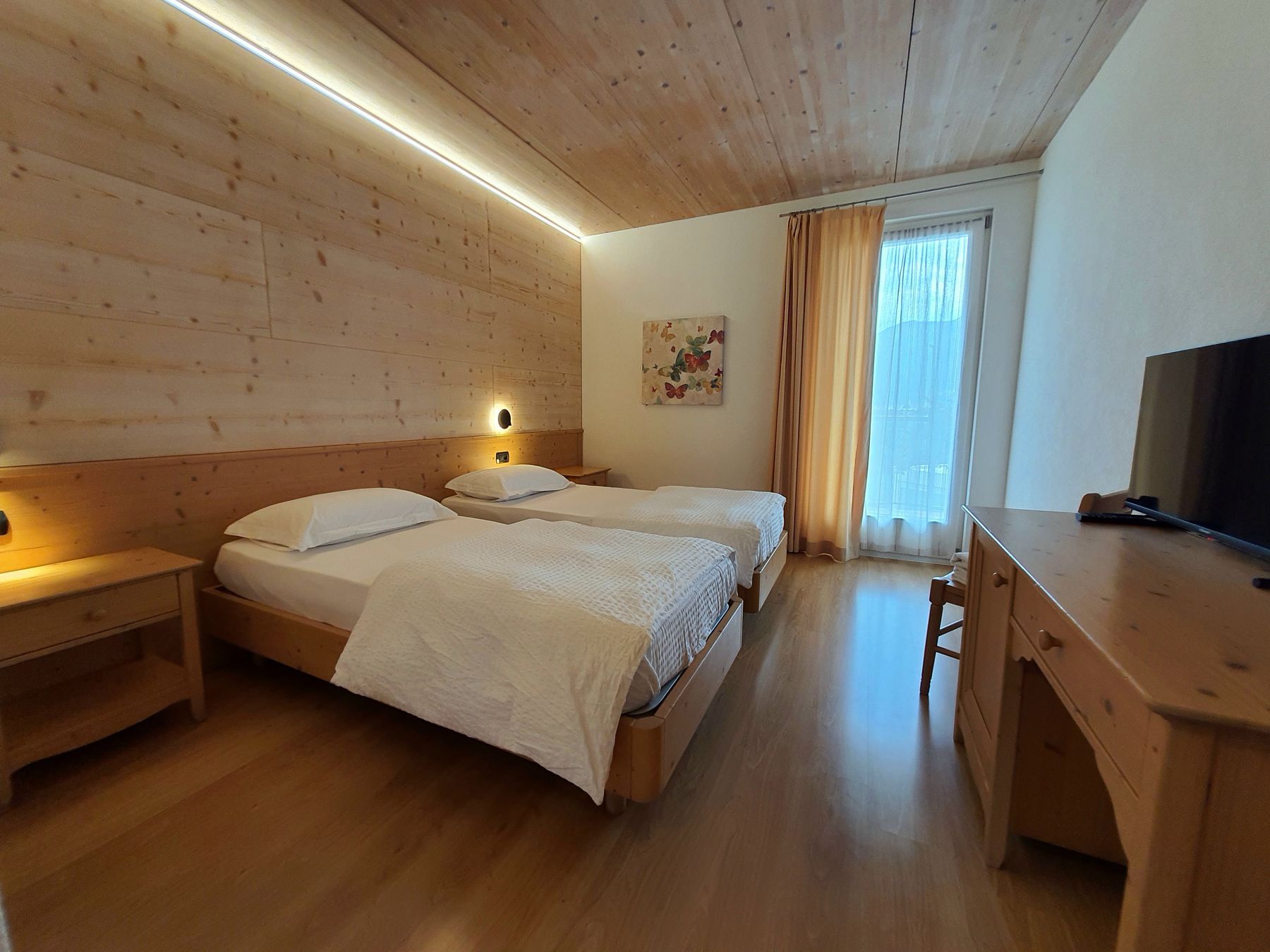 Camera con parete in legno