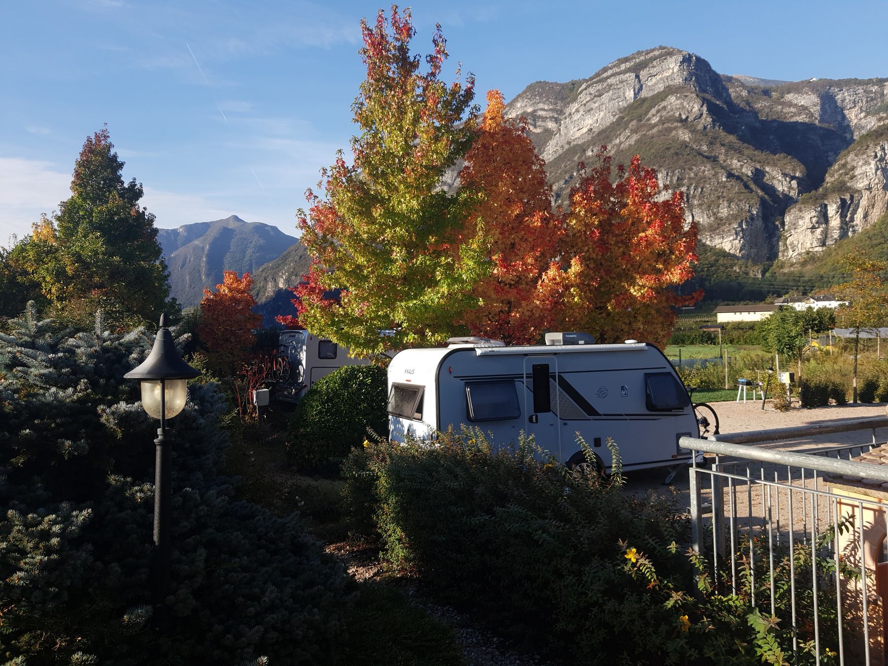 Caravan in piazzola sotto gli aceri rossi in autunno