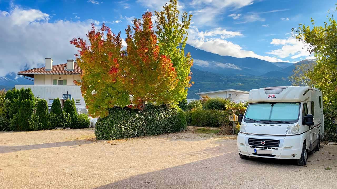 Camper davanti alla casa