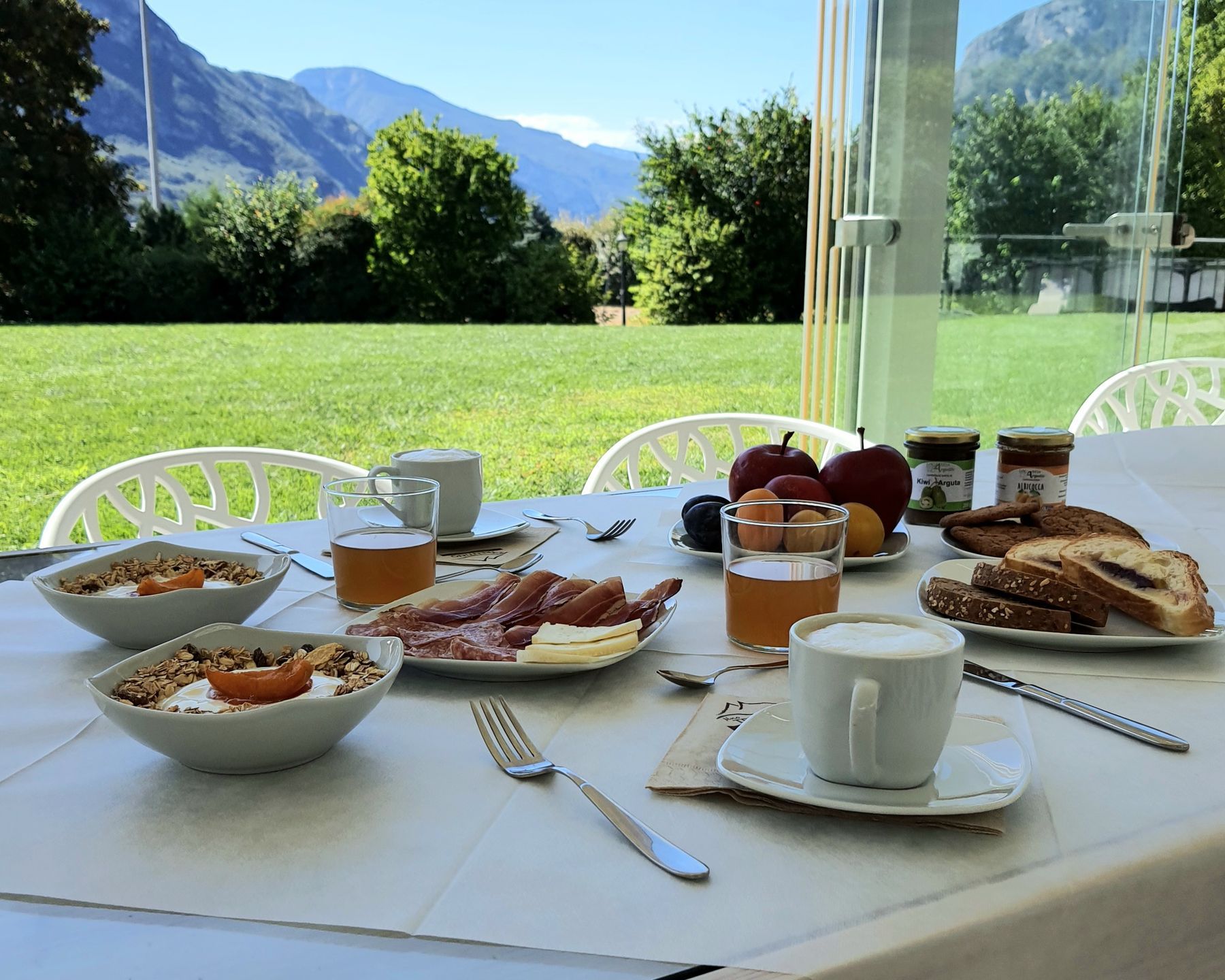 Colazione in veranda con torte, frutta, muesli e le marmellate della Locanda